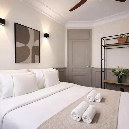 Eiffel Tower - Premium Family Flat With Lift Apartment